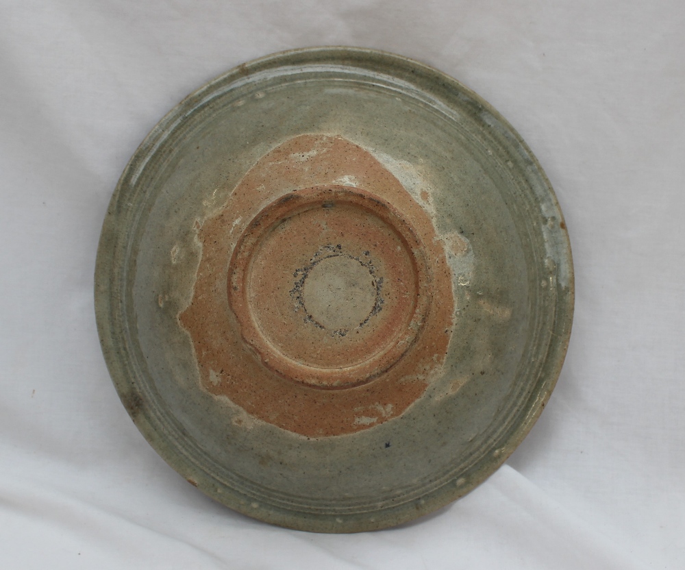 A large Chinese Lung-h'uan Southern Celadon stoneware bowl, - Bild 3 aus 3