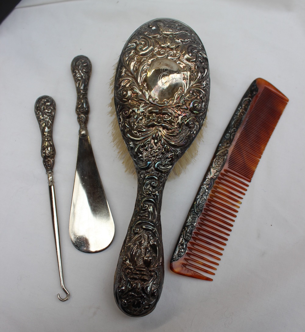 A George V silver handled travelling set, comprising a clothes brush, comb, - Image 2 of 3