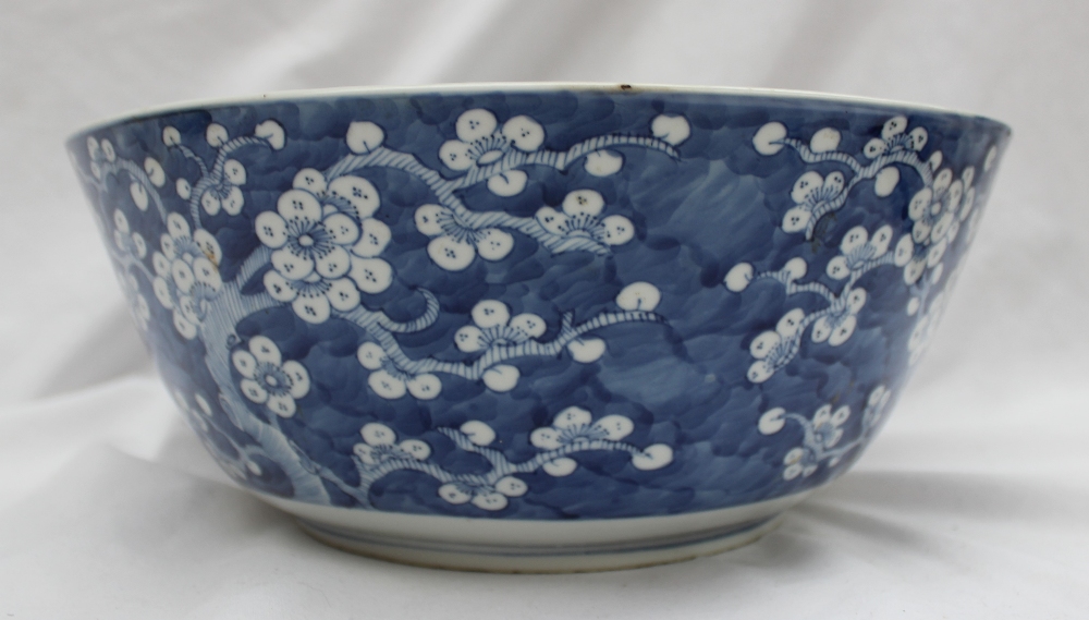 A Chinese porcelain bowl decorated inside and out in the prunus blossom pattern, - Bild 3 aus 6