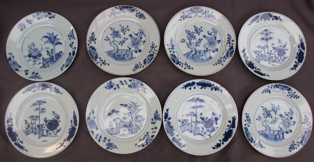 Assorted Chinese porcelain blue and white plates and bowls, decorated with the fence pattern, - Bild 2 aus 15