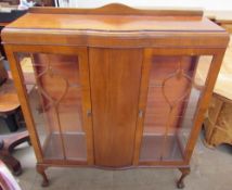 A 20th century walnut display cabinet ***PLEASE NOTE THAT THIS LOT WILL BE DISPOSED OF 14 DAYS