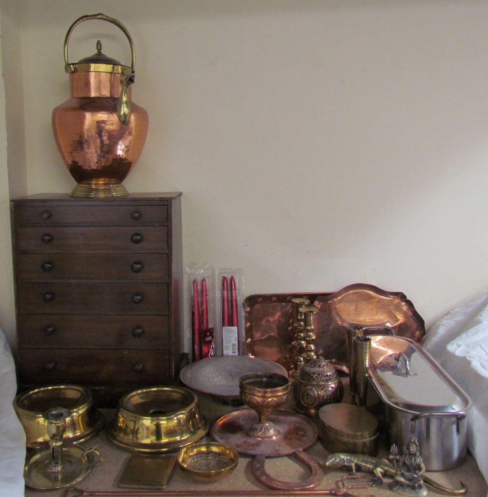 Brass spittoons together with a large copper kettle, a table top collectors cabinet, copper trays, - Bild 2 aus 2