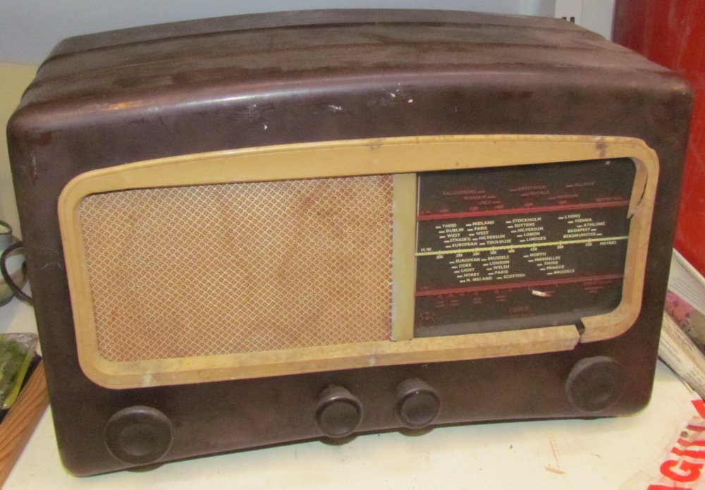 A Cossor bakelite radio