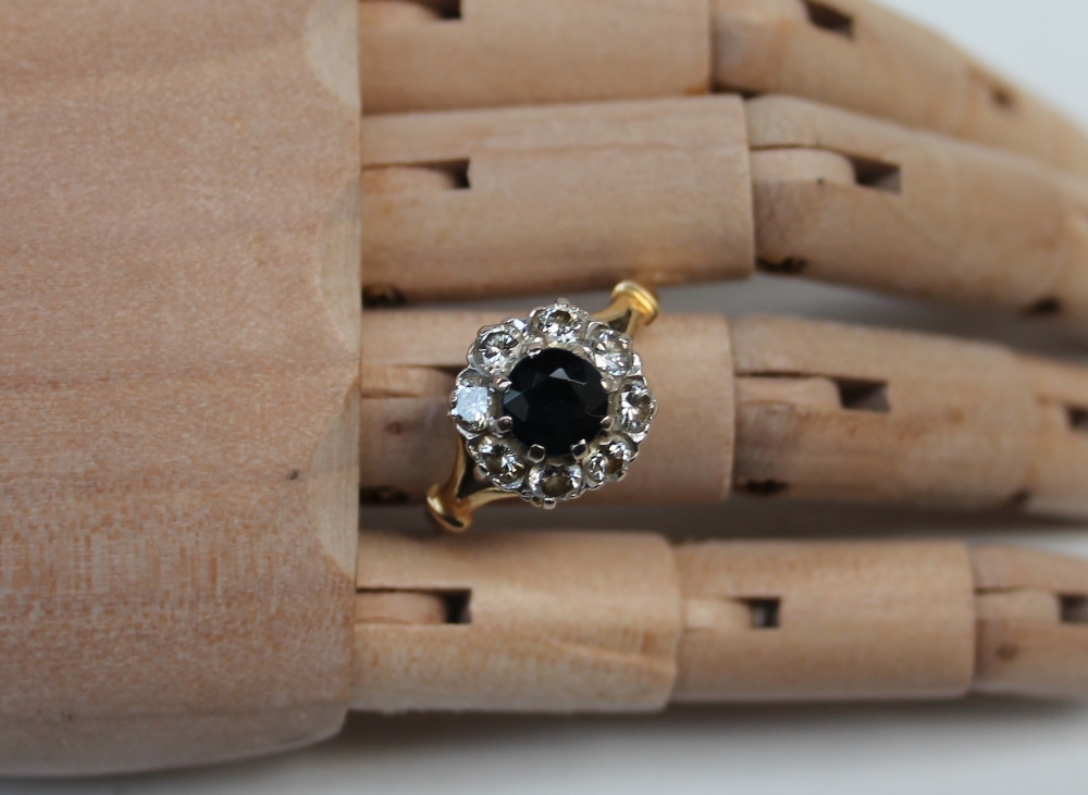 A sapphire and diamond cluster ring, - Bild 2 aus 6