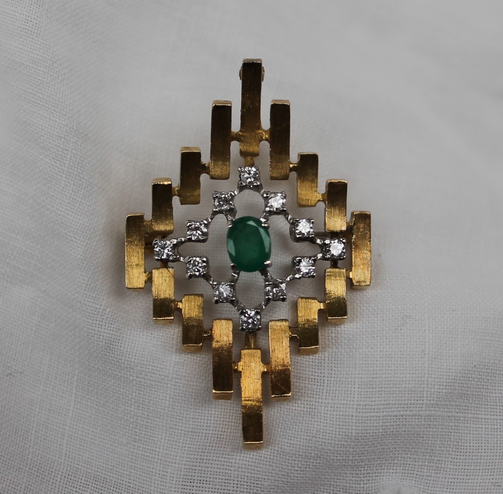 An 18ct yellow gold emerald and diamond pendant / brooch, - Bild 2 aus 4