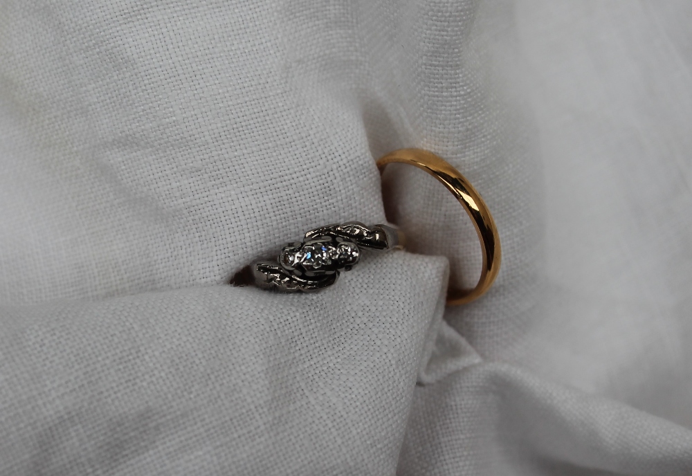 A 22ct gold wedding band,