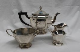 A George V silver three piece teaset, of octagonal tapering form, Sheffield, 1920,