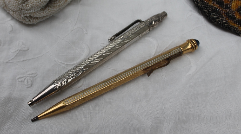 A continental white metal propelling pencil, together with a yellow metal propelling pencil, - Bild 7 aus 8