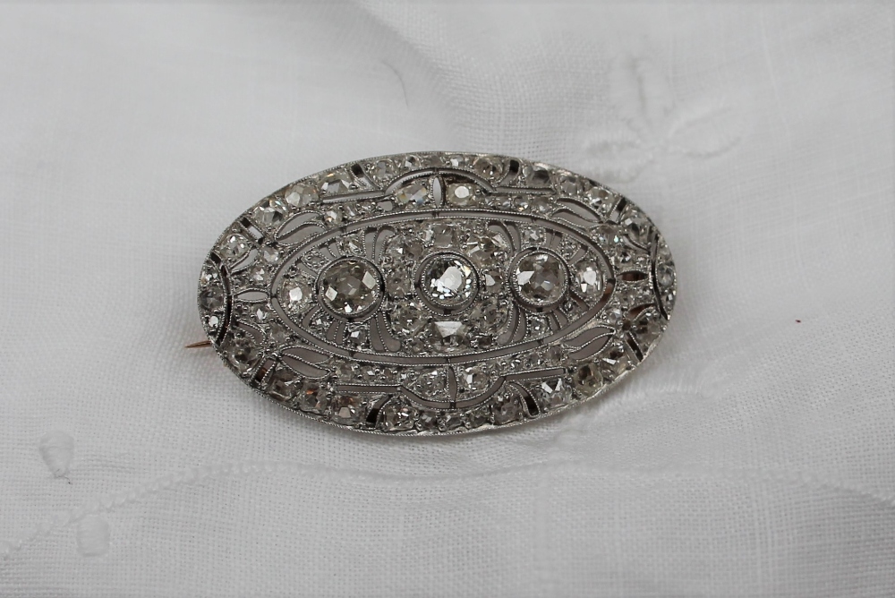 A diamond encrusted brooch of oval form, - Bild 2 aus 3