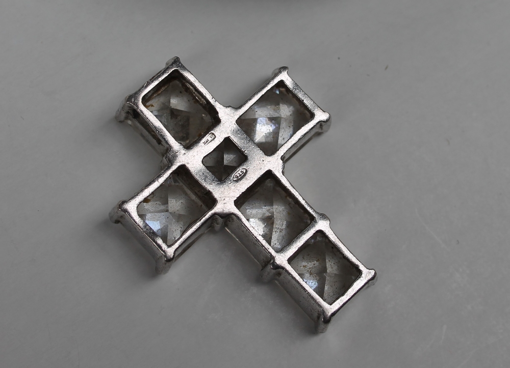 A silver paste set cross pendant together with a heavy white metal interlaced slave bracelet - Bild 3 aus 3