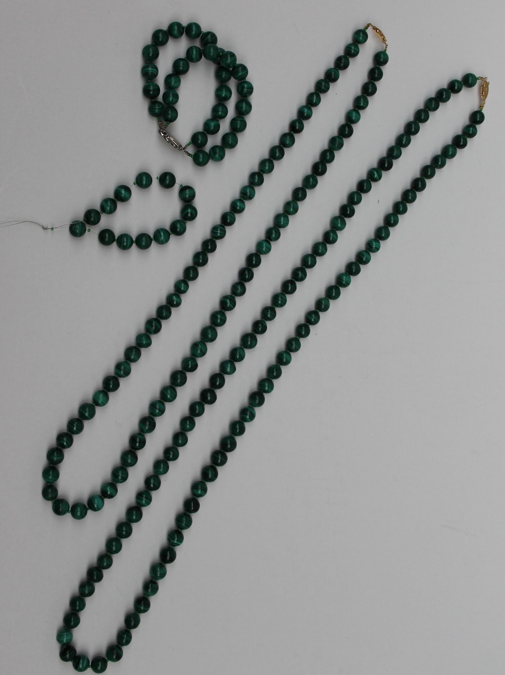 Two malachite bead necklaces and a matching bracelet - Bild 2 aus 3