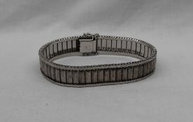 A 9ct white gold bracelet, with rectangular links, 17.5cm long, approximately 26.