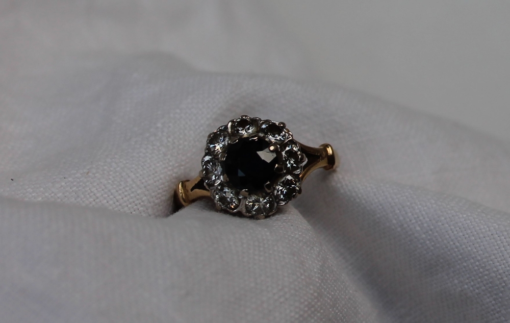 A sapphire and diamond cluster ring, - Bild 3 aus 6