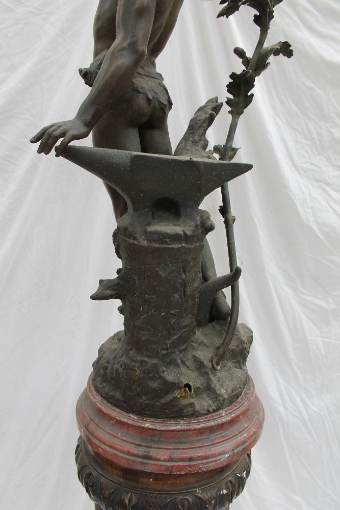 A large spelter lamp depicting a male figure in front of an anvil, - Bild 5 aus 6