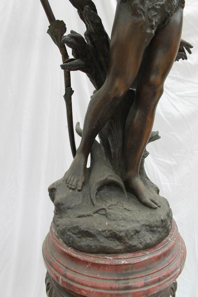 A large spelter lamp depicting a male figure in front of an anvil, - Bild 4 aus 6