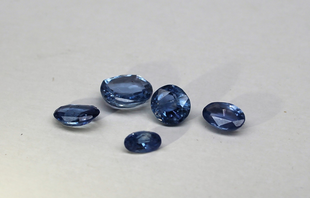 Five assorted loose sapphires, all light in colour, various cuts,