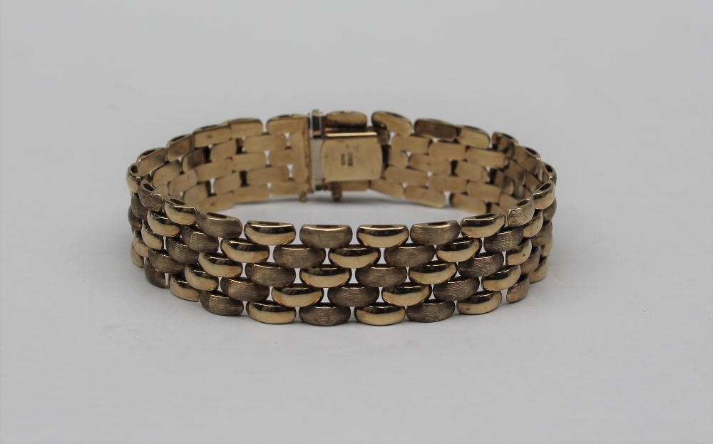 A 9ct yellow gold five bar textured brick pattern link bracelet, approximately 24.