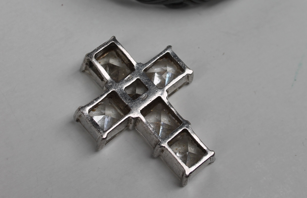 A silver paste set cross pendant together with a heavy white metal interlaced slave bracelet - Bild 2 aus 3