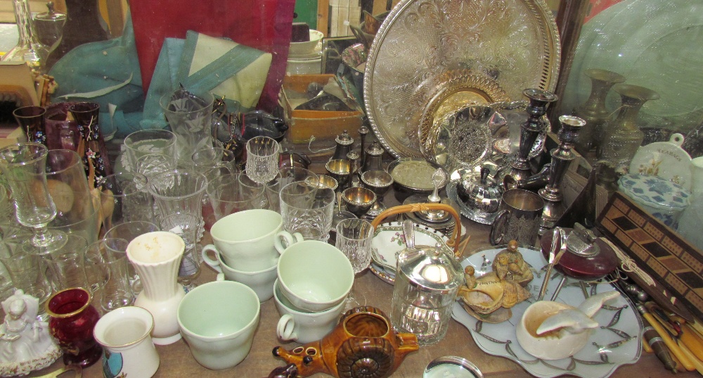 A family compendium together with drinking glasses, mantle clocks, - Bild 3 aus 3