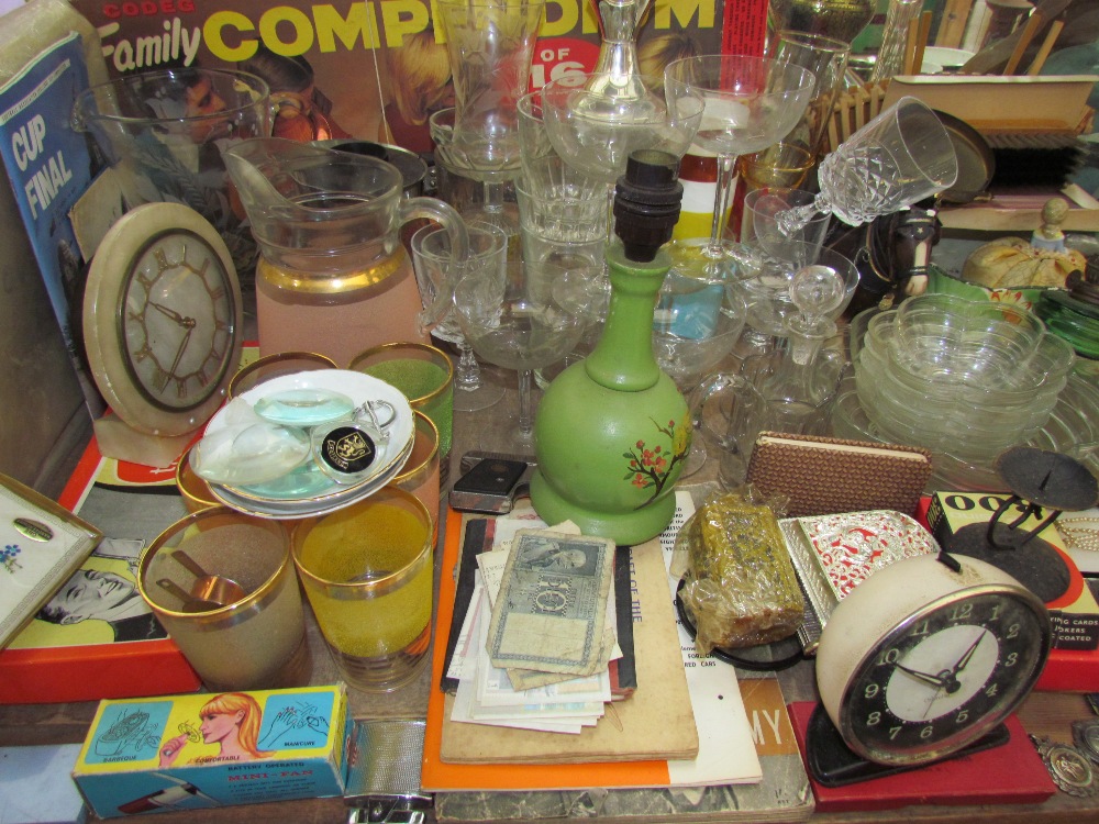 A family compendium together with drinking glasses, mantle clocks, - Bild 2 aus 3