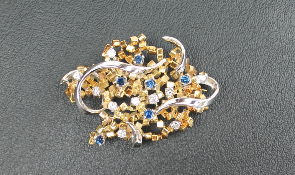 An 18ct yellow and white gold brooch set with nine round brilliant cut diamonds each approximately - Image 2 of 6