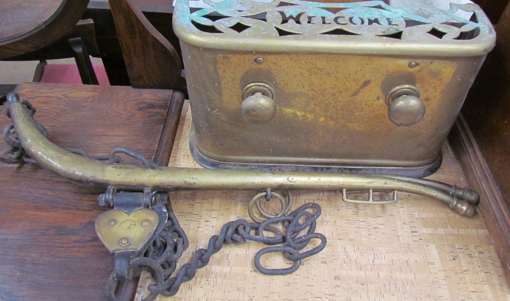 A small brass fire fender together with a pair of brass horse hames and a yoke - Image 2 of 2