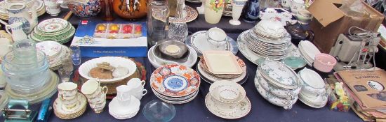 A projector together with records, a Carlton pattern part dinner set, Japanese Imari plates,