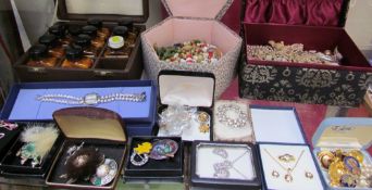 Assorted costume jewellery including necklaces, brooches,