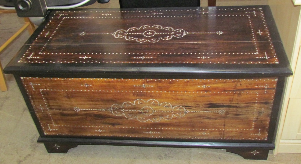 A continental inlaid coffer - Image 2 of 2