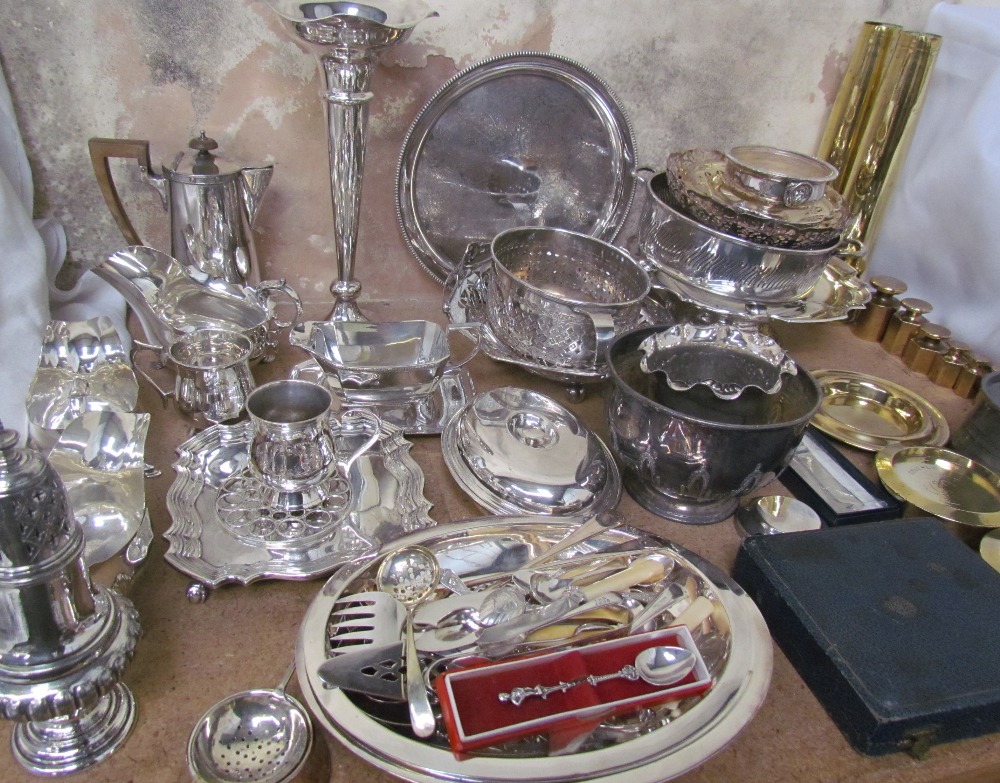 A collection of electroplated wares including a large bud vase, swing handled cake baskets, - Bild 2 aus 3