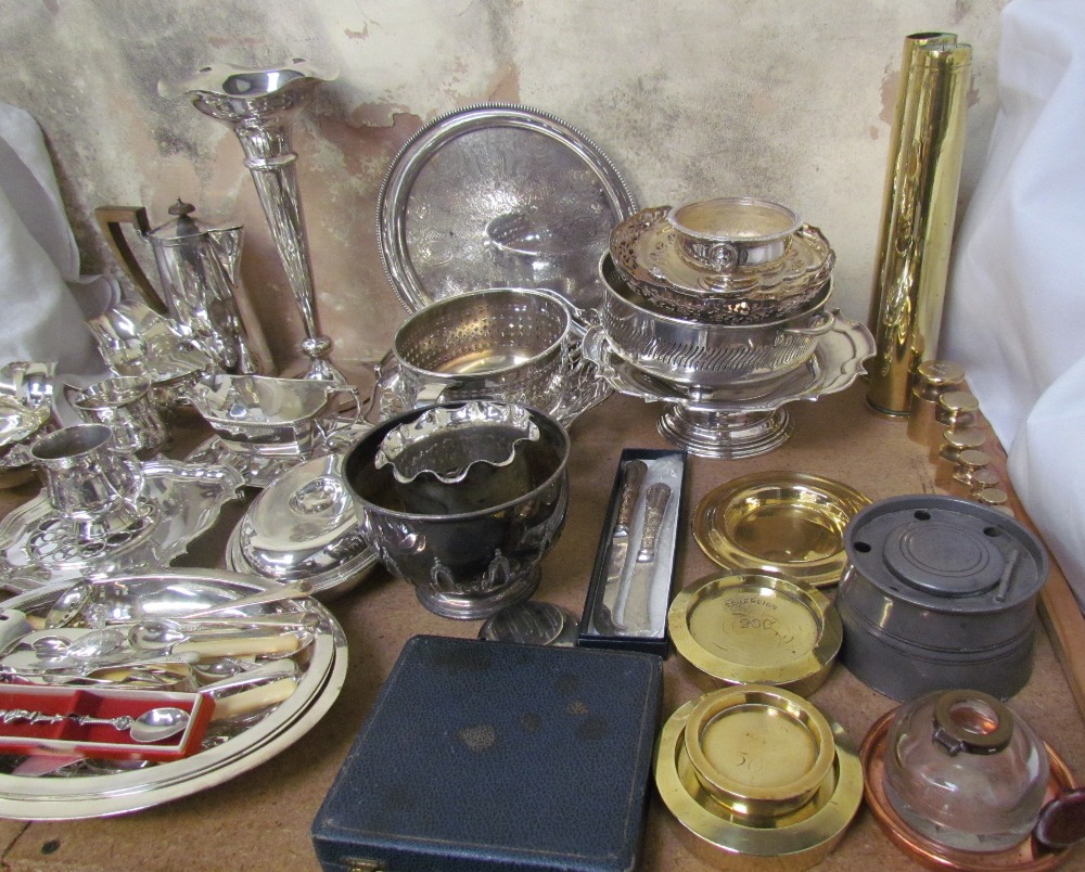 A collection of electroplated wares including a large bud vase, swing handled cake baskets, - Bild 3 aus 3