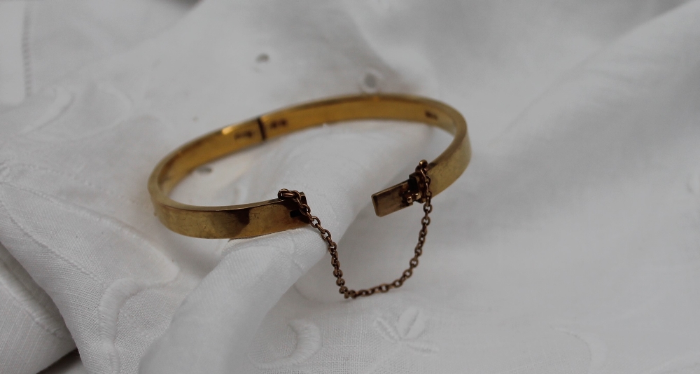 A late Victorian 15ct yellow gold hinged bangle, London, 1892, approximately 8. - Image 3 of 4
