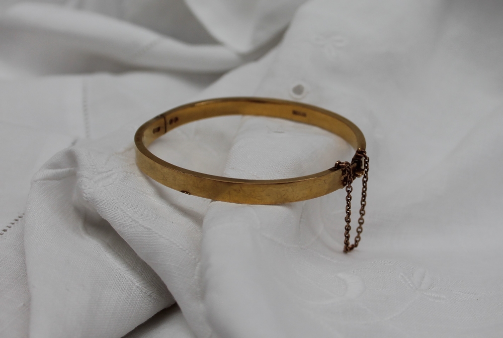 A late Victorian 15ct yellow gold hinged bangle, London, 1892, approximately 8.