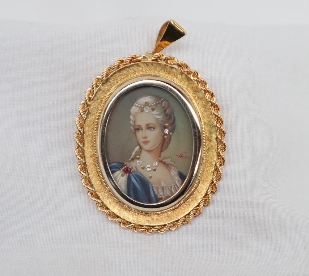 An 18ct yellow gold brooch / pendant with a head and shoulders portrait...