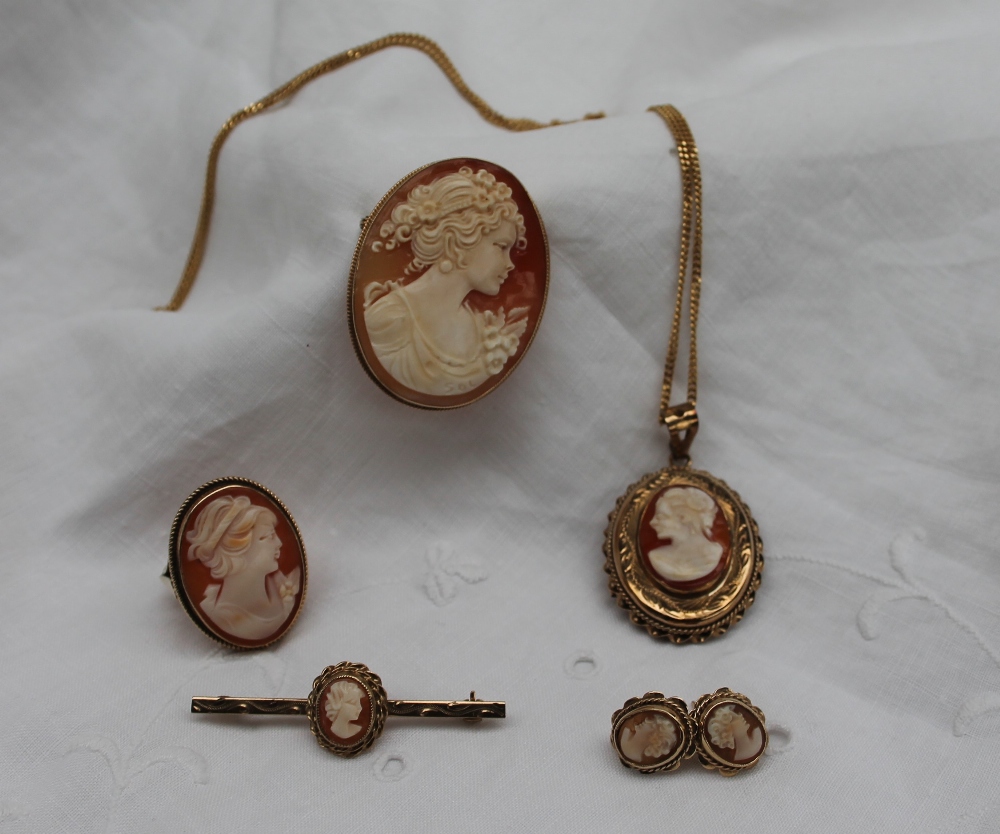 A 9ct yellow gold and shell cameo,