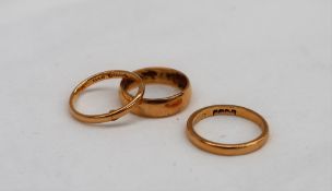 Three 22ct yellow gold wedding bands approximately 7.