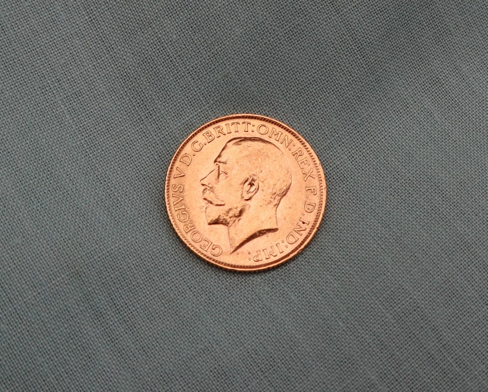 A George V gold sovereign,