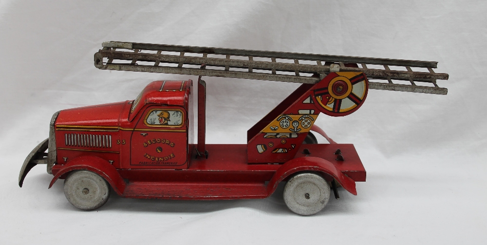 A French tin plate fire engine, - Bild 2 aus 5