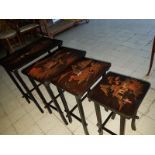 Tables gigognes en bois laqué à décor de scènes animées. Travail Indochinois, [...]