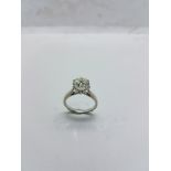 Bague en or blanc 18k ornée d'un diamant TA pesant env. 2,4 cts / K / SI. TDD 52 - [...]