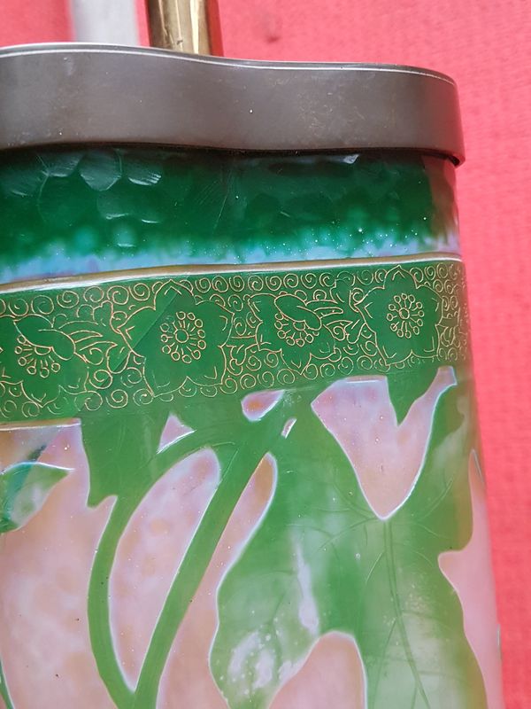 DAUM Vase DAUM en verre pastel vert dégagé à l'acide à décor de floral. Base en [...] - Image 3 of 4
