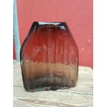 Vase en verre fumé. Travail Scandinave, vers 1960/70. Haut : 24 cm. -