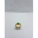 Bague en or jaune 18k, émeraude (env. 0,5ct), diamants (env. 0,10 ct) - Poids brut [...]