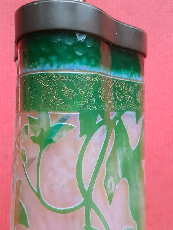 DAUM Vase DAUM en verre pastel vert dégagé à l'acide à décor de floral. Base en [...]