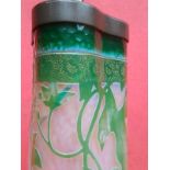 DAUM Vase DAUM en verre pastel vert dégagé à l'acide à décor de floral. Base en [...]