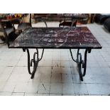 Table enfer forgé,plateau marbre. - 75 x 116 x 75 cm -