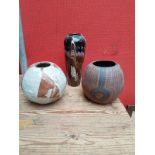 XX ème – Travail Anglais - Lot de 3 vases en grès émaillé.Signés. - Haut : [...]