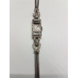 Montre de dame en platine et diamants à remontage manuel (env. 2,2 cts). Poids brut [...]