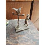 Sujet en bronze figurant un enfant et une perruche. - 11 x 15,5 cm -