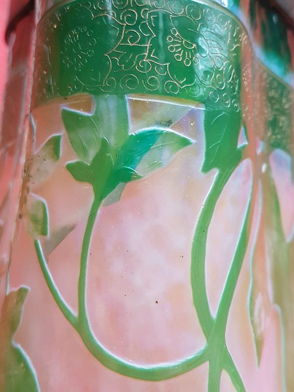 DAUM Vase DAUM en verre pastel vert dégagé à l'acide à décor de floral. Base en [...] - Image 4 of 4